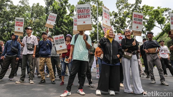 Warga Tuntut Akses Gratis Pantai Ancol
