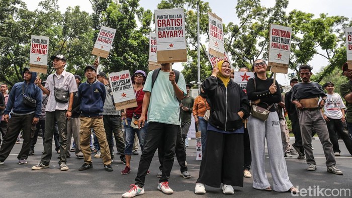 Sejumlah warga yang tergabung dalam Warga Jakarta Bersatu menggelar aksi di depan Balai Kota DKI Jakarta, Senin (26/10/2026). Mereka menuntut kejelasan dan realisasi akses gratis ke Ancol dan Taman Margasatwa Ragunan, yang dinilai penting bagi masyarakat berpenghasilan rendah untuk mendapatkan ruang rekreasi yang terjangkau.