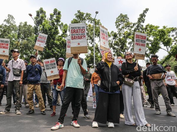 Warga Tuntut Akses Gratis Pantai Ancol