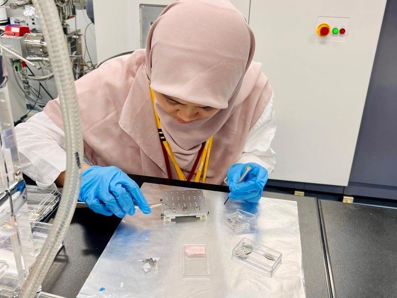 Aktivitas Galuh Sukmarani saat melakukan preparasi sampel untuk pengujian XPS di NIMS, Jepang