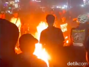 Video Amarah Warga Makassar ke Geng Motor: Pelaku Dihajar-Motor Dibakar