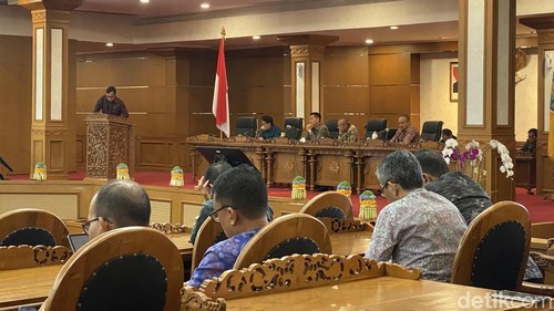 Anggota Fraksi Demokrat-Nasdem I Komang Wirawan saat menyampaikan pandangan fraksinya dalam Rapat Paripurna ke-55 DPRD Bali, Senin (26/10/2026).