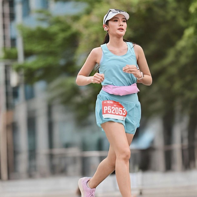 Anissa Aziza Happy Banget Diceburi Lari oleh Raditya Dika