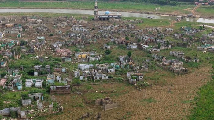 ASIA-WEATHER/INDONESIA-VILLAGE A drone view shows cracked soil and the remnants of houses and Al Mujahidin mosque in Somang village that have reemerged after the water levels in Karian reservoir, which supply water for surrounding areas including Jakarta, dropped amid the El Nino-driven prolonged drought, in Lebak, Banten province, Indonesia, October 23, 2026. REUTERS/Willy Kurniawan