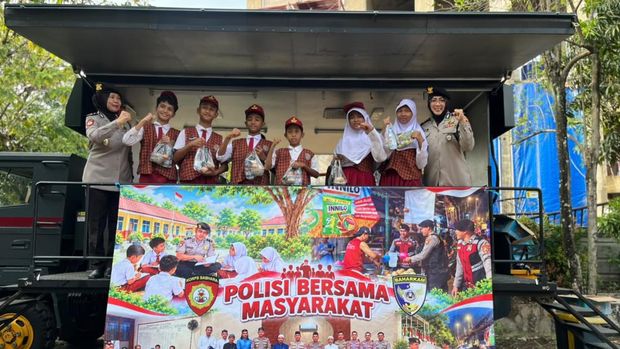 Baharkam Polri mengenalakn Green Policing di SDN Cilangkap 8, mengajak siswa tanam pohon, Senin (26/10/2026).