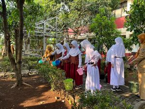 Polri Kenalkan Green Policing di SD Depok, Ajak Siswa Tanam Pohon