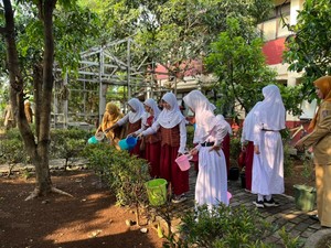 Polri Kenalkan Green Policing di SD Depok, Ajak Siswa Tanam Pohon