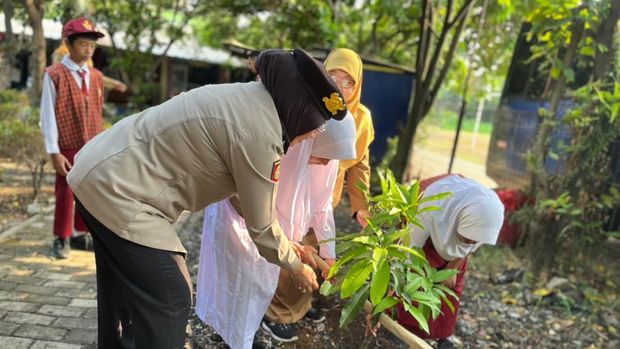 Baharkam Polri mengenalakn Green Policing di SDN Cilangkap 8, mengajak siswa tanam pohon, Senin (26/10/2026).