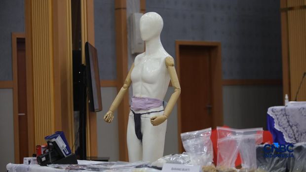 Barang bukti ditampilkan saat konferensi pers penindakan ekspor ilegal emas oleh Direktorat Jendral (Dirjen) Bea dan Cukai di Kantor Pusat Bea Cukai, Jakarta, Senin (26/10/2026). Barang bukti ditampilkan saat konferensi pers penindakan ekspor ilegal emas oleh Direktorat Jendral (Dirjen) Bea dan Cukai di Kantor Pusat Bea Cukai, Jakarta, Senin (26/10/2026). (CNBC Indonesia/Faisal Rahman)