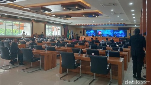 Beberapa anggota DPRD NTB hadir dalam agenda Rapat Paripurna DPRD NTB yang ditunda, Senin (26/10/2026).
