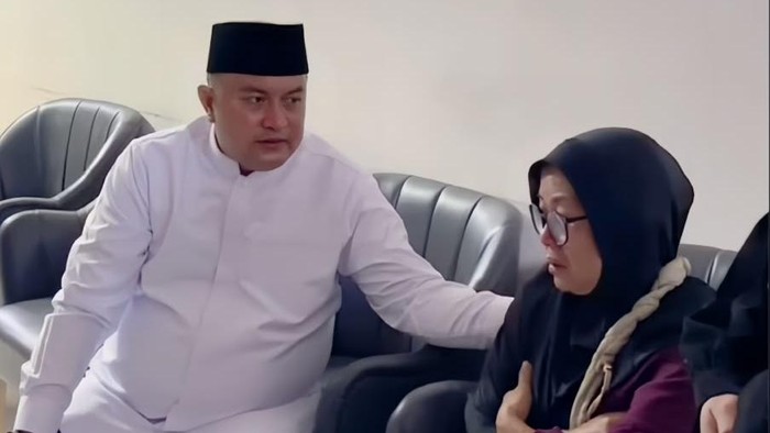Bupati Bogor Rudy Susmanto saat menjenguk keluarga korban di rumah sakit.