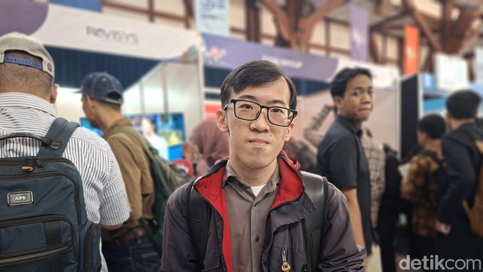 Christian Constantine (25) saat mencari pekerjaan di job fair.