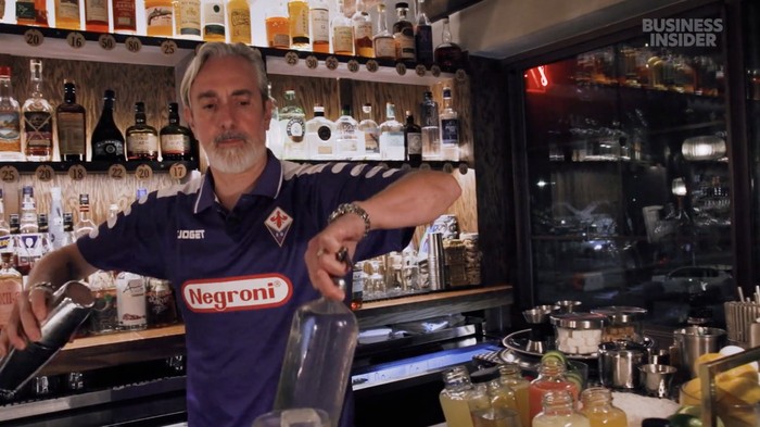 Cuma Jualan Es Batu, Mantan Bartender Ini Bisa Cetak Omzet Rp54 Miliar!
