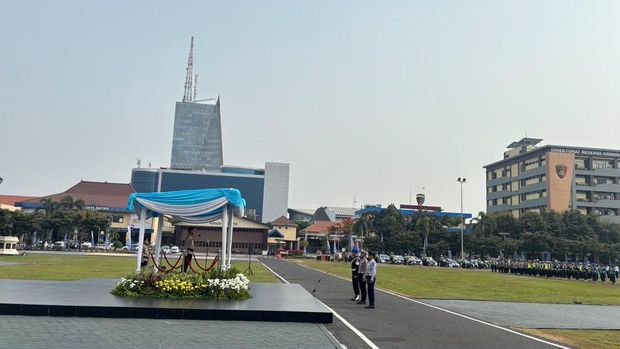 Kapolda Jawa Timur Irjen Dekananto Eko Purwono memimpin apel Operasi Patuh Semeru 2026 di Mapolda Jatim, Surabaya, Senin (26/10/2026).