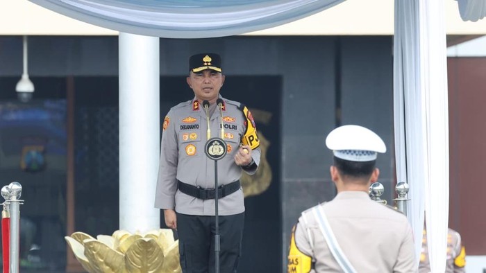 Kapolda Jawa Timur Irjen Dekananto Eko Purwono memimpin apel Operasi Patuh Semeru 2026 di Mapolda Jatim, Surabaya, Senin (26/10/2026).