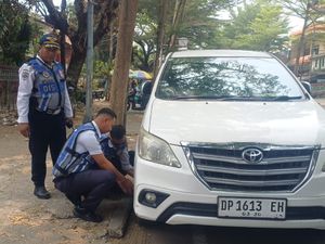 18 Mobil Parkir Bahu Jalan Ratulangi-Sudirman Makassar Digembok