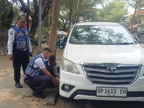 18 Mobil Parkir Bahu Jalan Ratulangi-Sudirman Makassar Digembok