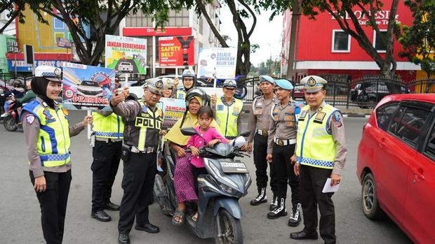 Ditlantas Polda Riau mengedepankan edukasi di hari pertama Operasi Patuh Lancang Kuning 2026, Senin (26/10/2026).