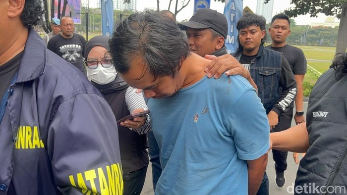 Dwi Bagus, suami siri yang bunuh Dini dan anaknya saat sampai di Polda Jatim.