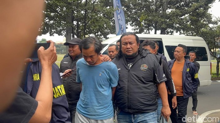 Dwi Bagus, suami siri yang bunuh Dini dan anaknya saat sampai di Polda Jatim