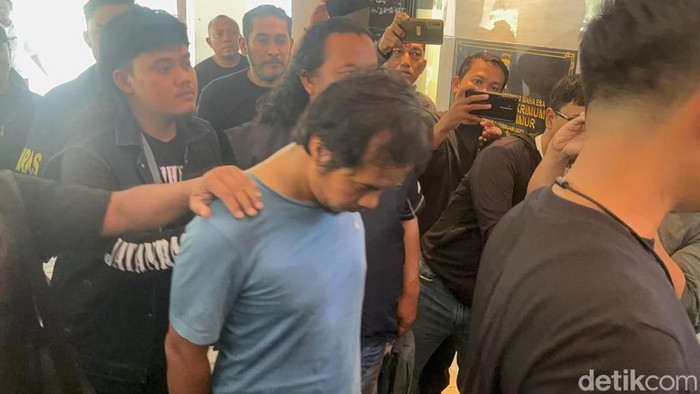 Dwi Bagus, suami siri yang bunuh Dini dan anaknya saat sampai di Polda Jatim