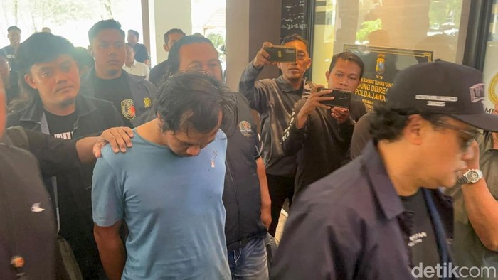 Dwi Bagus, suami siri yang bunuh Dini dan anaknya saat sampai di Polda Jatim Dwi Bagus, suami siri yang bunuh Dini dan anaknya saat sampai di Polda Jatim