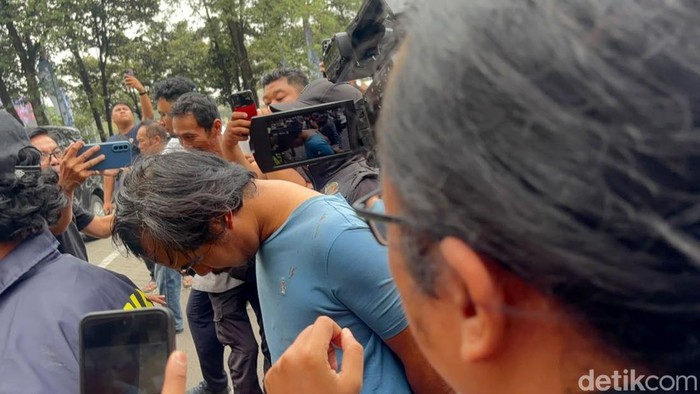 Dwi Bagus, suami siri yang bunuh Dini dan anaknya saat sampai di Polda Jatim Dwi Bagus, suami siri yang bunuh Dini dan anaknya saat sampai di Polda Jatim