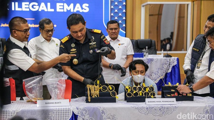 Emas Rp61,9 Miliar Nyaris Diselundupkan ke Luar Negeri Upaya ekspor ilegal emas senilai sekitar Rp61,95 miliar berhasil digagalkan sepanjang Oktober 2026. Total 25,88 kilogram emas diamankan dalam serangkaian penindakan yang dilakukan di lima bandara internasional di Indonesia.