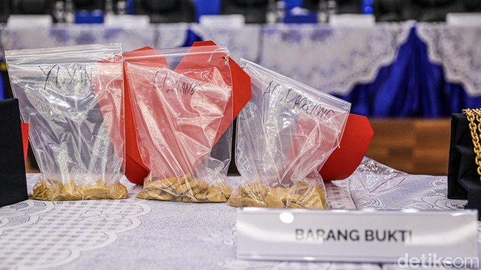 Emas Rp61,9 Miliar Nyaris Diselundupkan ke Luar Negeri Upaya ekspor ilegal emas senilai sekitar Rp61,95 miliar berhasil digagalkan sepanjang Oktober 2026. Total 25,88 kilogram emas diamankan dalam serangkaian penindakan yang dilakukan di lima bandara internasional di Indonesia.