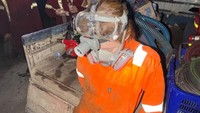Erika Richardo yang tampak kelelahan setelah membantu memadamkan api dari lahan yang terbakar di Kalimantan. Tapi para relawan disini sanggup memadamkan api dititik yang sama setiap harinya. Dan mereka tau mereka gak akan bisa menyelamatkan semuanya, tapi yang aku lihat disini. Mereka akan terus berusaha kebisa mungkin bertahan walaupun mereka lelah, tulisnya. (Foto: dok Instagram erikarichardo)