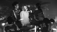 Erika Richardo berdiri di atas mobil pick up sambil memakai masker khusus bersama relawan untuk bergegas memadamkan api saat berada di Kalimantan. Malam malam ikut pemadaman api bersama @youth_actkalimantan dan relawan pemadam. Kita mulai dari jam 8 malam dan masih berlangsung, tulisnya dilihat di Instagram, Senin (26/10/2026). (Foto: dok Instagram erikarichardo)