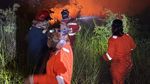Momen Erika Richardo Terjun Langsung Padamkan Api Saat ke Kalimantan