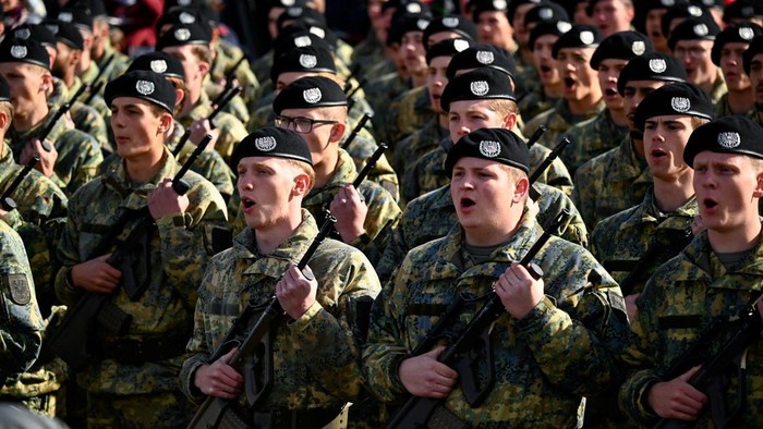 Gagah, Rekrut Militer Austria Jalani Sumpah Prajurit di Wina Suasana khidmat mewarnai perayaan Hari Nasional Austria di Wina, Senin (26/10/2026). Para rekrut angkatan bersenjata Austria mengikuti upacara pengambilan sumpah sebagai bagian dari rangkaian peringatan hari nasional negara tersebut. REUTERS/Elisabeth Mandl