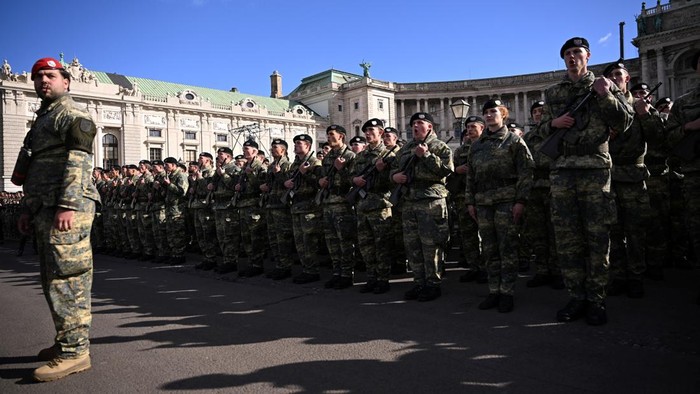 Gagah, Rekrut Militer Austria Jalani Sumpah Prajurit di Wina Suasana khidmat mewarnai perayaan Hari Nasional Austria di Wina, Senin (26/10/2026). Para rekrut angkatan bersenjata Austria mengikuti upacara pengambilan sumpah sebagai bagian dari rangkaian peringatan hari nasional negara tersebut. REUTERS/Elisabeth Mandl