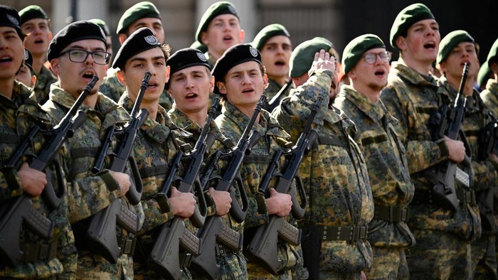 Gagah, Rekrut Militer Austria Jalani Sumpah Prajurit di Wina Suasana khidmat mewarnai perayaan Hari Nasional Austria di Wina, Senin (26/10/2026). Para rekrut angkatan bersenjata Austria mengikuti upacara pengambilan sumpah sebagai bagian dari rangkaian peringatan hari nasional negara tersebut. REUTERS/Elisabeth Mandl