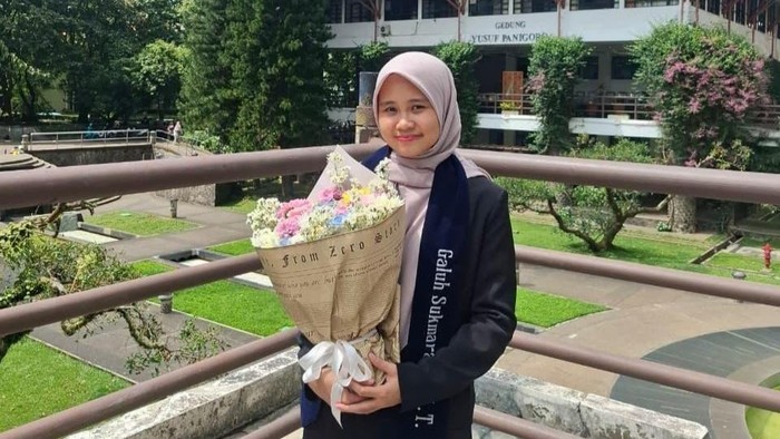 Galuh Sukmarani usai sidang magister di ITB Kampus Ganesha.