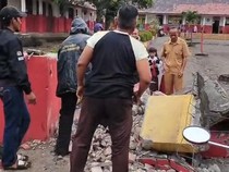 Siswa SD-Orangtua di Cianjur Tertimpa Gapura Ambruk Saat Berteduh