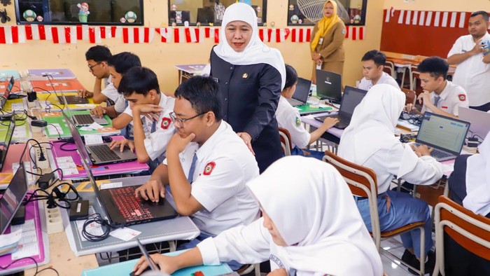 Gubernur Jatim Khofifah memantau tes kemampuan akademik di SMKN 8 Kota Malang