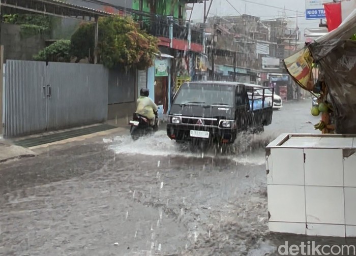 Jalan di Padalarang Mulai Tergenang Saat Hujan Deras Mengguyur