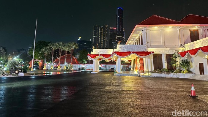 Gedung Negara Grahadi basah usai diguyur hujan