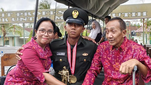 I Made Isma Arya Permana Putra bersama kedua orang tuanya seusai menyelesaikan Pendidikan Pertama Bintara Infanteri TNI AD Gelombang III Tahun Anggaran 2026 di Rindam IX/Udayana, Senin (26/10/2026). (Krisna Pradipta/detikBali)