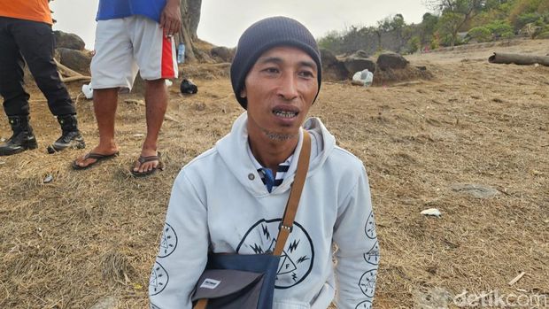 I Wayan Suta ayah dari pemancing yang hilang saat ditemui di Pantai Bukit Asah, Karangasem, Bali, Senin (26/10/2026). (Foto: I Wayan Selamat Juniasa/detikBali)