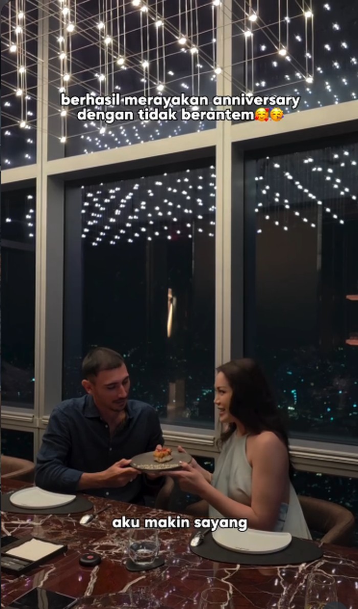 Jedar dan Vincent Verhaag Rayakan Anniversary dengan Dinner Romantis