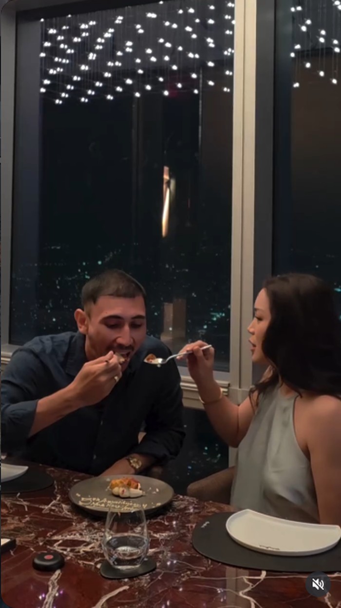 Jedar dan Vincent Verhaag Rayakan Anniversary dengan Dinner Romantis