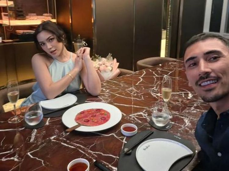 Jedar dan Vincent Verhaag Rayakan Anniversary dengan Dinner Romantis