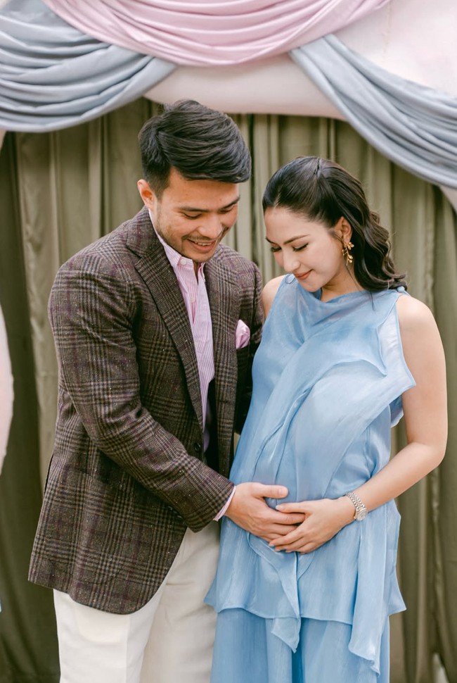 Jessica Mila saat ini diketahui tengah hamil calon anak keduanya deengan Yakup Hasibuan. Baru-baru ini ia dan suami menggelar acara gender reveal untuk mengumumkan jenis kelamin calon anak keduanya. Foto: Instagram/@jscmila