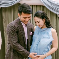 Jessica Mila saat ini diketahui tengah hamil calon anak keduanya deengan Yakup Hasibuan. Baru-baru ini ia dan suami menggelar acara gender reveal untuk mengumumkan jenis kelamin calon anak keduanya. Foto: Instagram/@jscmila