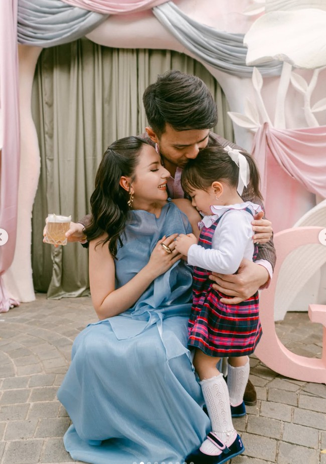 Acara gender reveal itu juga tampak dihadiri oleh putri pertama Jessica dan Yakup, Kyarra. Lahir pada Maret 2024, saat ini Kyarra berusia 2 tahun lebih.&nbsp;Foto: Instagram/@jscmila