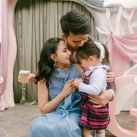 Acara gender reveal itu juga tampak dihadiri oleh putri pertama Jessica dan Yakup, Kyarra. Lahir pada Maret 2024, saat ini Kyarra berusia 2 tahun lebih.&nbsp;Foto: Instagram/@jscmila