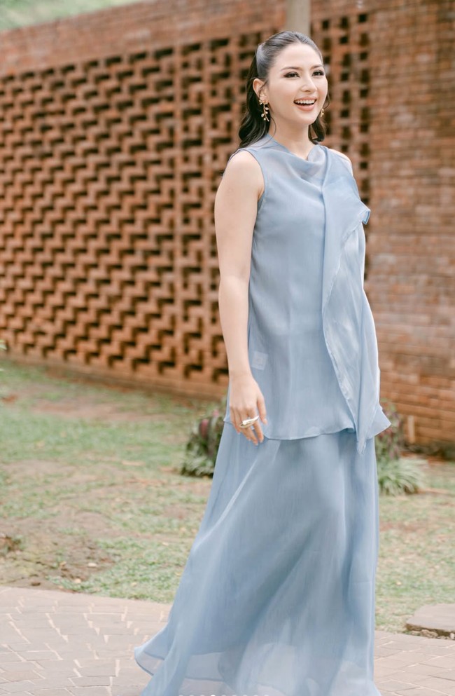 Jessica tampil cantik kenakan busana berpotongan longgar warna biru. Busana tersebut terdiri dari atasan dan bawahan berbahan organza yang flowy.&nbsp;Foto: Instagram/@jscmila